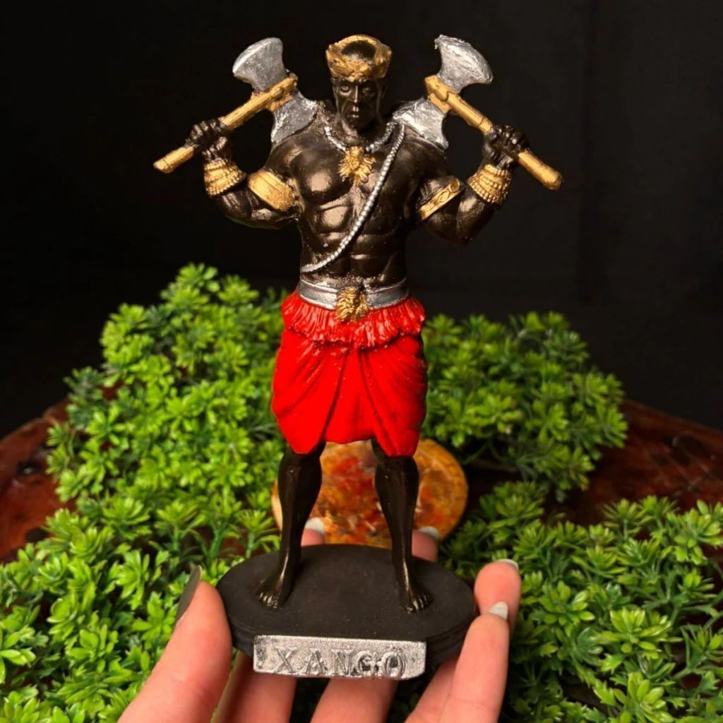 Estátua Orixá Xangô com Machados em Resina (15cm)