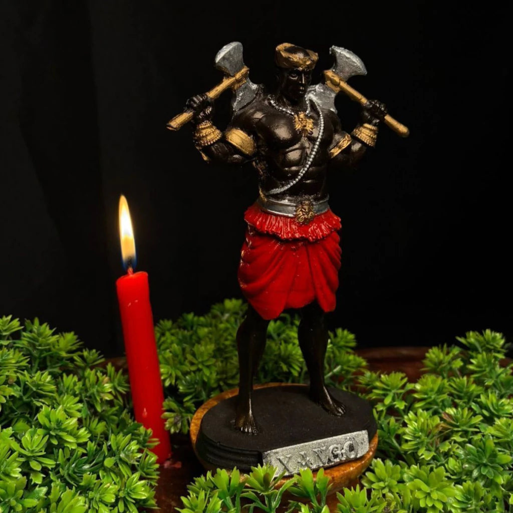 Estátua Orixá Xangô com Machados em Resina (15cm)