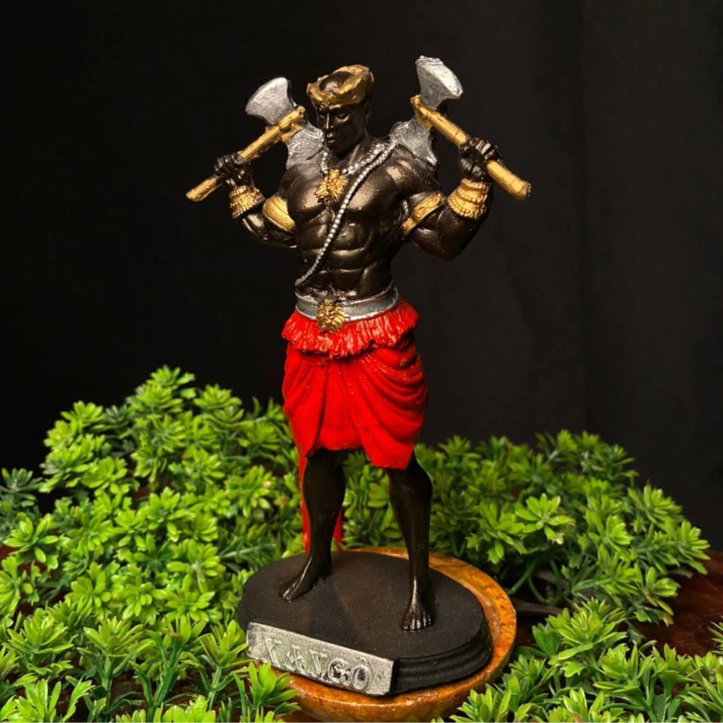 Estátua Orixá Xangô com Machados em Resina (15cm)